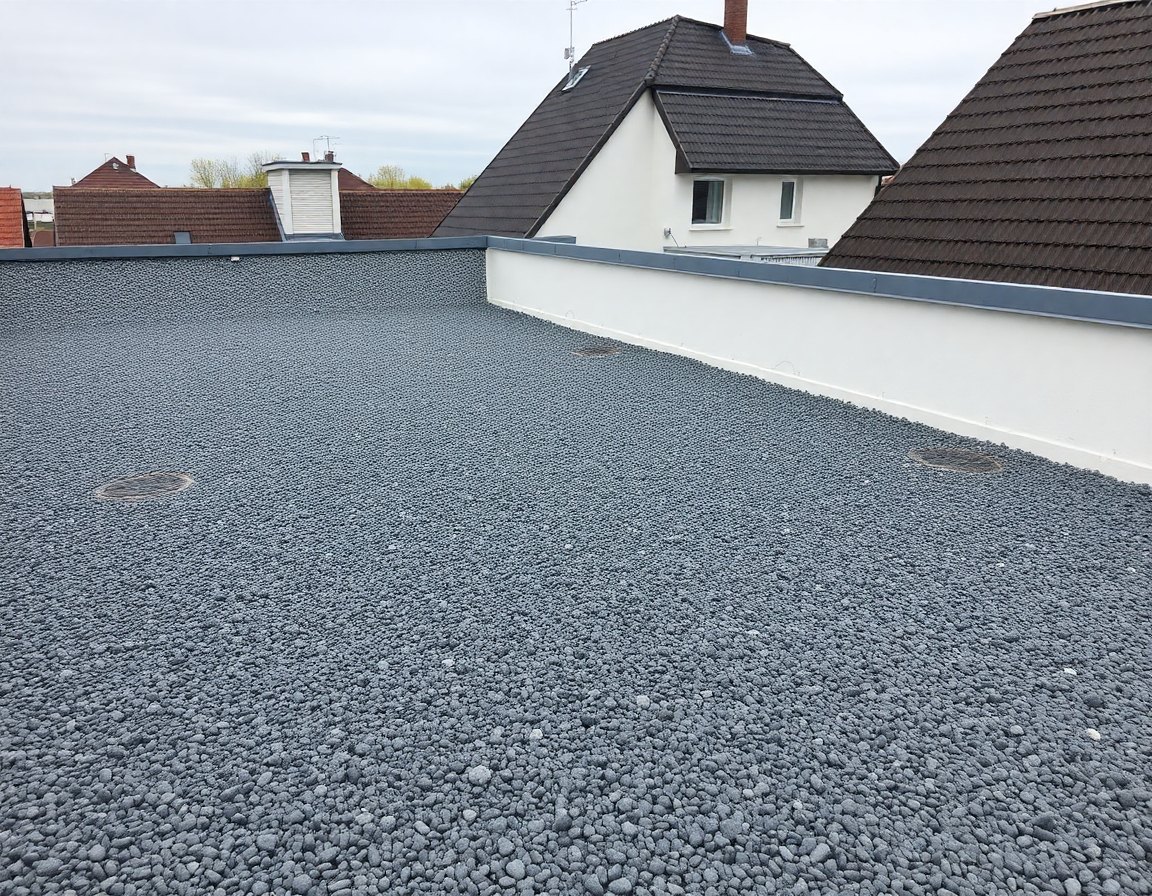Saniertes Flachdach mit Kiesschuettung und Attika in Basel-Landschaft